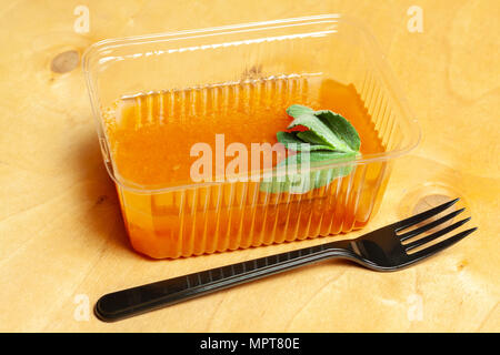 Gelatina di arance con la menta sul tavolo di legno Foto Stock