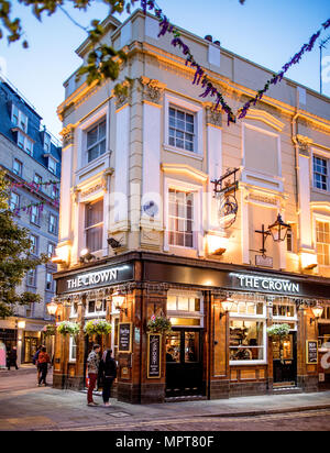 Il Pub Crwn di notte Il Seven Dials London REGNO UNITO Foto Stock