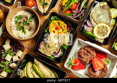 Un sacco di scatole di cartone con delizioso e sano cibo Foto Stock