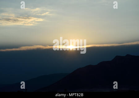 Raggi di sole rottura attraverso le nuvole Foto Stock