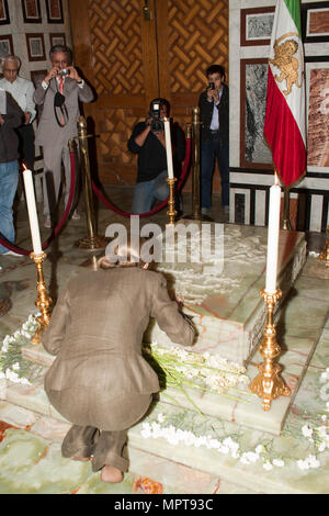 Aegypten ha, Kairo, Ar Rifai Moschee, Farah Diba-Pahlavi am Grab ihres Mannes Schah Rezah Pahlewi Foto Stock