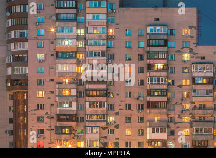 Il balcone di ogni camera di una moderna casa prefabbricata. A Kiev, Ucraina Foto Stock