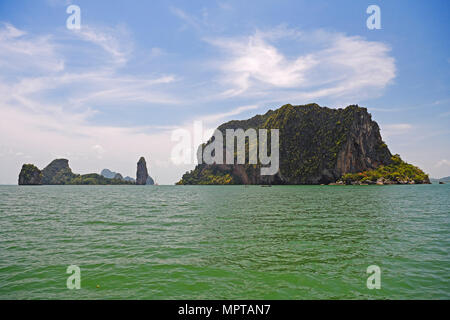 Ricoperta di rocce calcaree nella Baia di Phang Nga, Ao Phang Nga il Parco Marino Nazionale, Thailandia Foto Stock