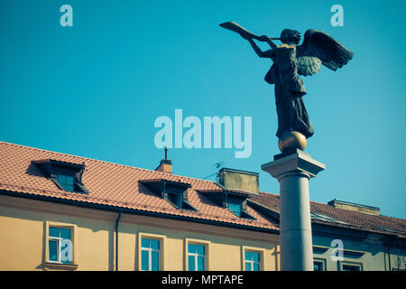 Angelo Uzupis, statua di un angelo a soffiare una tromba nella piazza principale, simbolo quarto di una repubblica indipendente Uzupis Foto Stock