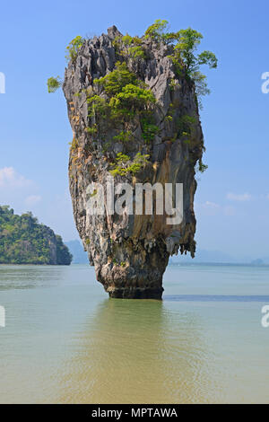 Sorprendente formazione di roccia su Khao Antonello Kan isola, anche l'Isola di James Bond, Thailandia Foto Stock