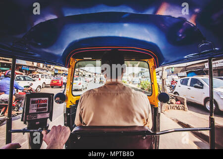 Mumbai, India, 7 Gennaio 2018: all'interno di rickshaw auto nella strada principale il traffico Foto Stock