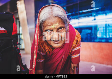 Mumbai, India, 7 Gennaio 2018: vecchia donna indiana di accattonaggio in Mumbai stazione ferroviaria Foto Stock