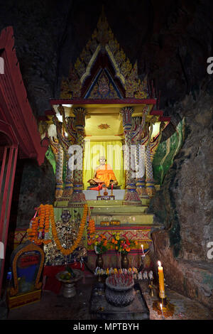 Il piccolo tempio in onore di un monaco nella grotta tempio Wat Tham Suwan Khuha, Phang Nga, Thailandia Foto Stock