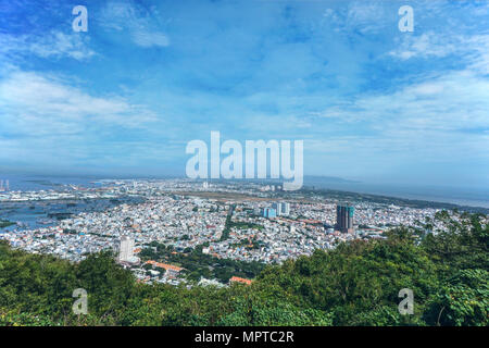 Vista panoramica di Vung Tau city da Homay collina parco a tema con cielo blu, Vung Tau, Ba Ria, Vietnam meridionale Foto Stock