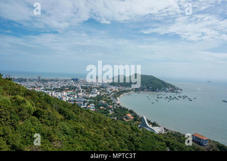 Vista panoramica di Vung Tau city e costa da Homay collina parco a tema con cielo blu, Vung Tau, Ba Ria, Vietnam meridionale Foto Stock