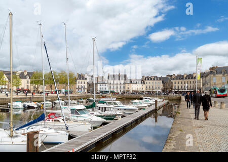 Il porto che guarda verso la città vecchia, Vannes, Brittany, Francia Foto Stock