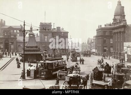 A cavallo il taxi e tram elettrico sulla piazza Fitzalan, Sheffield, Yorkshire, c1900 Artista: George Washington Wilson e società. Foto Stock