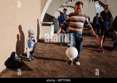 MINSK, Bielorussia - 23 Maggio 2018: l'uomo con la palla e la bambina avendo divertimento prima la bielorussa Premier League football match tra FC dinamo Minsk un Foto Stock