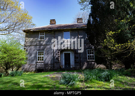 Ratgoed Hall, è parte di un ardesia abbandonati villaggio minerario di Ratgoed nella foresta Dyif, Aberllefenni, vista esterna della sala oggi. Foto Stock