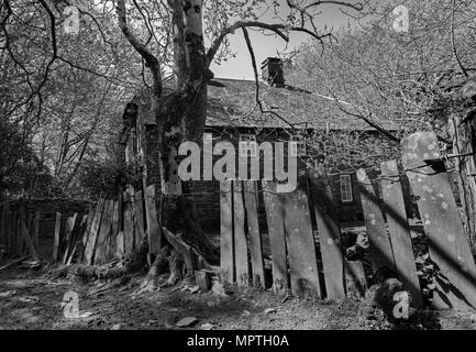 Ratgoed Hall, è parte di un ardesia abbandonati villaggio minerario di Ratgoed nella foresta Dyif, Aberllefenni, vista esterna della sala oggi. Foto Stock