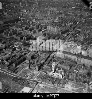 Chiesa di San Giorgio in Oriente, Stepney, Londra, 1960. Artista: Aerofilms. Foto Stock