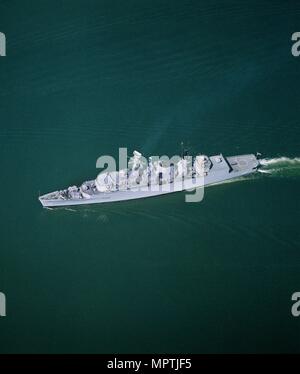 Royal Navy tipo 22 fregata HMS 'Broadsword' off Plymouth, Devon, 1990. Artista: Aerofilms. Foto Stock