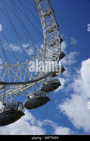 London Eye dal di sotto Foto Stock