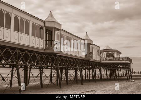 Lytham St Annes Pier, proteso verso il mare, Nr Blackpool, Inghilterra, Regno Unito Foto Stock
