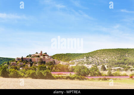 Banon vilage in Alpes de Haute Provence Francia su viola i campi di lavanda Foto Stock