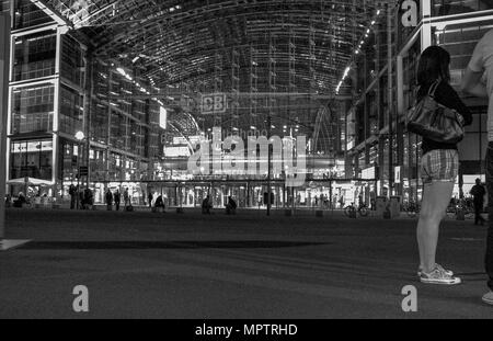 Berlino, Germania. GV, del Berlin Hauptbahnhof, alla stazione principale di Berlino. Tempo di notte, Vetro Fronter entrata principale, Mercoledì - 29/07/2009 © Peter SPURRIER Foto Stock