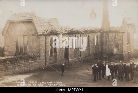 Vintage fotografia della scuola nazionale a Skelmanthorpe, Yorkshire. Distrutto da un incendio nel 1909. Foto Stock