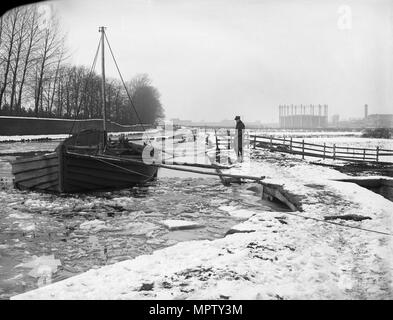 Grand Union Canal congelati in inverno, Hounslow, London, 1885-1900. Artista: sconosciuto. Foto Stock