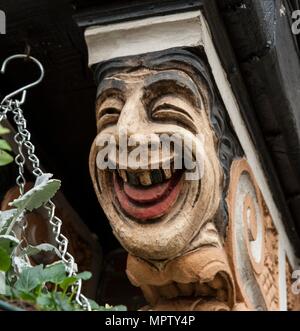 Dipinto corbel staffa sulla stazione public house, il Broadway, Stoneleigh, Ewell, Surrey, 2014. Artista: Derek Kendall. Foto Stock