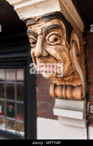 Dipinto corbel staffa sulla stazione public house, il Broadway, Stoneleigh, Ewell, Surrey, 2014. Artista: Derek Kendall. Foto Stock