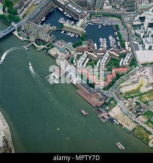 St Katharine Docks, Wapping, Londra, 1993. Artista: Aerofilms. Foto Stock