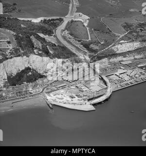 La costruzione della A2 strada sopraelevata tratto al di sopra della Eastern Docks, Dover, Kent, 1976. Artista: Aerofilms. Foto Stock