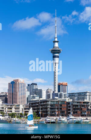 Nuova Zelanda Auckland Nuova Zelanda Isola del nord auckland sky tower dietro il viadotto area del porto di Auckland Nuova Zelanda Isola del nord area del litorale nz Foto Stock