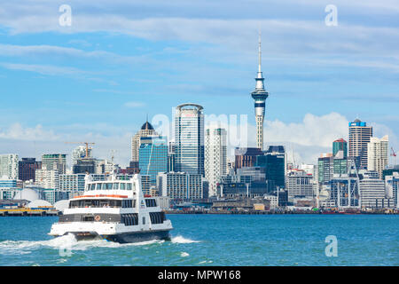 Nuova Zelanda Auckland Nuova Zelanda Isola del nord auckland traghetto in partenza da Devonport ferry terminal in tutta dal CBD della città di Auckland nz Foto Stock