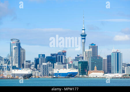 Nuova Zelanda Auckland Nuova Zelanda Isola del nord dello skyline di Auckland Waitemata Harbour cbd Sky Tower e la zona del molo del lungomare auckland nz