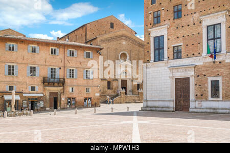 Piazza Rinascimento a Urbino, città e Sito del Patrimonio Mondiale nella regione Marche, Italia. Foto Stock