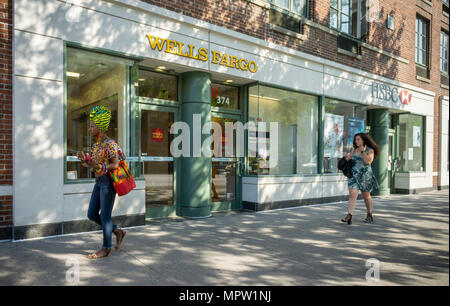 A Wells Fargo Bank branch accanto a un ramo di HSBC nel Greenwich Village di New York il mercoledì 23 maggio, 2018. (© Richard B. Levine) Foto Stock