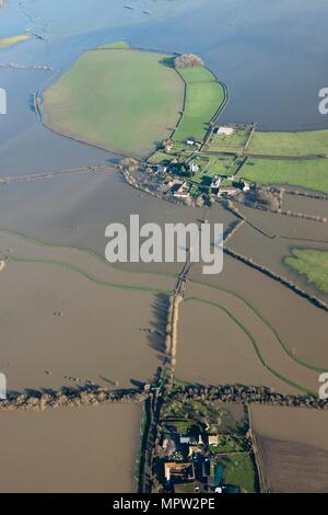 Vista aerea di allagamento intorno all Abbazia di Muchelney, Somerset livelli, Gennaio, 2014. Artista: Damian Grady. Foto Stock