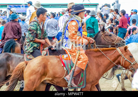 Khui Doloon Khudag, Mongolia - Luglio 12, 2010: Cavalieri Nadaam a cavallo di razza sulla steppa capitale esterno Ulaanbaatar. Foto Stock