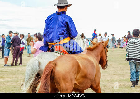 Khui Doloon Khudag, Mongolia - Luglio 12, 2010: il cavaliere a cavallo Nadaam gara sulla steppa capitale esterno Ulaanbaatar. Foto Stock