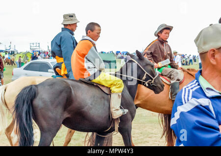 Khui Doloon Khudag, Mongolia - Luglio 12, 2010: Cavalieri Nadaam a cavallo di razza sulla steppa capitale esterno Ulaanbaatar. Foto Stock