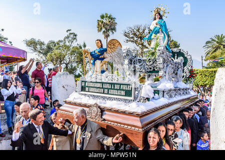 San Juan del Obispo, Guatemala - 1 Gennaio 2017: il giorno di Capodanno processione in villaggio nei pressi di Antigua, Guatemala Foto Stock