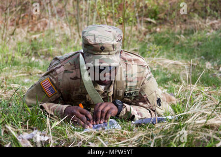 Spc. Enrico Salomone, un quarantacinquesimo della brigata di fanteria combattere Team soldato da Oklahoma City, lotti di punti su una mappa durante la navigazione terrestre prova del leader di base per il corso di Yavoriv Combat Training Center sul mantenimento della pace internazionale e Centro sicurezza, vicino Yavoriv, Ucraina, il 15 aprile. (Foto di Sgt. Anthony Jones, 45th della brigata di fanteria combattere Team) Foto Stock