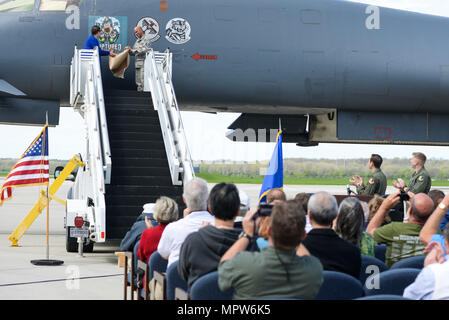 Becky Thatcher, figlia del compianto Doolittle Raider Staff Sgt. David Thatcher, E DEGLI STATI UNITI Air Force Tech. Sgt. William Hatten, 28 squadrone di manutenzione da Ellsworth Air Force Base, S.D., rotto Duck dedicato capo equipaggio, svelano la più recente riedizione di rotte illustrazioni di anatra di fronte ad una folla durante una cerimonia, apr. 17, 2017 a Wright-Patterson Air Force Base in Ohio. L'opera d'arte originale presentava un cross-eyed duck indossa un casco di cuoio, fissando su attraversato stampelle. (U.S. Air Force foto di Wesley Farnsworth) Foto Stock