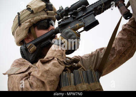 CAMP BEUHRING, KUWAIT (11 aprile 2017)- Lance Cpl. Brandon saggio, un fuciliere automatico assegnato a Lima Co., 3° Battaglione, 6° Reggimento Marini, 24 Marine Expeditionary Unit, tiene il coperchio dietro una barriera durante la reazione di punte di contatto a Camp Buerhing, Kuwait Aprile 11. I marines sono a Buehring per un supporto formazione evoluzione. Il ventiquattresimo MEU è attualmente implementato con Bataan anfibio gruppo pronto a sostegno della sicurezza marittima operazioni destinate a rassicurare gli alleati e partner e preservare la libertà di navigazione e il libero flusso di commercio negli Stati Uniti Quinta Flotta area di operat Foto Stock