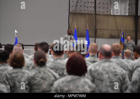 Col. Rodney Lewis, 319Air Base Wing Commander, indirizzi aviatori di Grand Forks Air Force Base durante il suo finale tutte le chiamate come il comandante di base sul Grand Forks AFB, N.D., 14 aprile 2017. Durante Lewis nel finale di tutte le chiamata, ha condiviso con gli avieri, "Ricordati che servire è di servire gli altri." (U.S. Air Force foto di Airman 1. Classe Elijaih Tiggs) Foto Stock