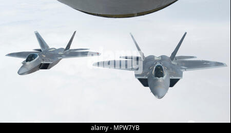 Due Stati Uniti Air Force F-22 volare in formazione dietro un U.S. Air Force KC-135 Stratotanker dal 340 Expeditionary Air Refuelling Squadron durante una Combined Joint Task Force- operazione inerente risolvere la missione in Iraq, 11 aprile 2017. Il Raptor esegue sia aria-aria e missioni aria-terra consentendo la piena realizzazione di concetti operativi vitali per il XXI secolo Air Force. Foto Stock