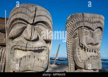 Tiki in legno in Ki io in Pu'uhonua O Honaunau National Historical Park, Big Island delle Hawaii, Foto Stock