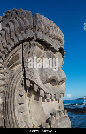 Tiki in legno in Ki io in Pu'uhonua O Honaunau National Historical Park, Big Island delle Hawaii, Foto Stock
