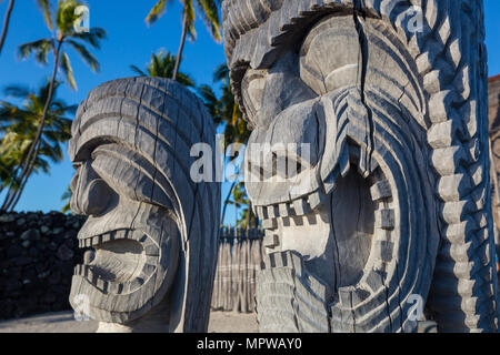 Tiki in legno in Ki io in Pu'uhonua O Honaunau National Historical Park, Big Island delle Hawaii, Foto Stock