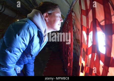 Elizabeth Anthony, membro di Tinker Air Force Base comandante onorario della classe 2017, guarda attraverso una finestra di fusoliera di un KC-135R Stratotanker del 507th Air Refuelling Wing, Air Force comando Reserve, durante una formazione locale volo Aprile 6, 2017 da Tinker Air Force Base in Oklahoma. Il comandante onorario è imparato circa il KC-135R Stratotanker la missione durante un rifornimento di aria la missione con F-16 Fighting falchi della 138th Fighter Wing, Oklahoma Air National Guard. (U.S. Air Force foto/Greg L. Davis) Foto Stock